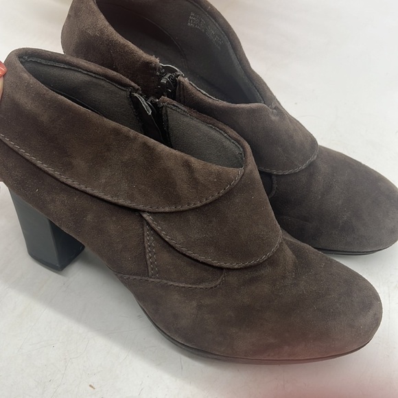 Clarks Collection Brown Suede Ankle Boots Size 9.5 MCA4286A - Picture 9 of 10